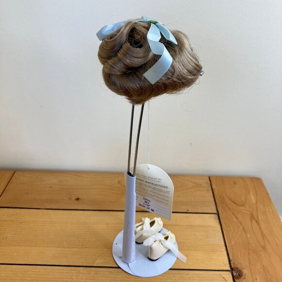 Wee 3 Doll Wig LINDA HL1 E6 Blonde w/ Blue Ribbon 8-9 1/2 + La Sioux Doll Shoes - Picture 6 of 10